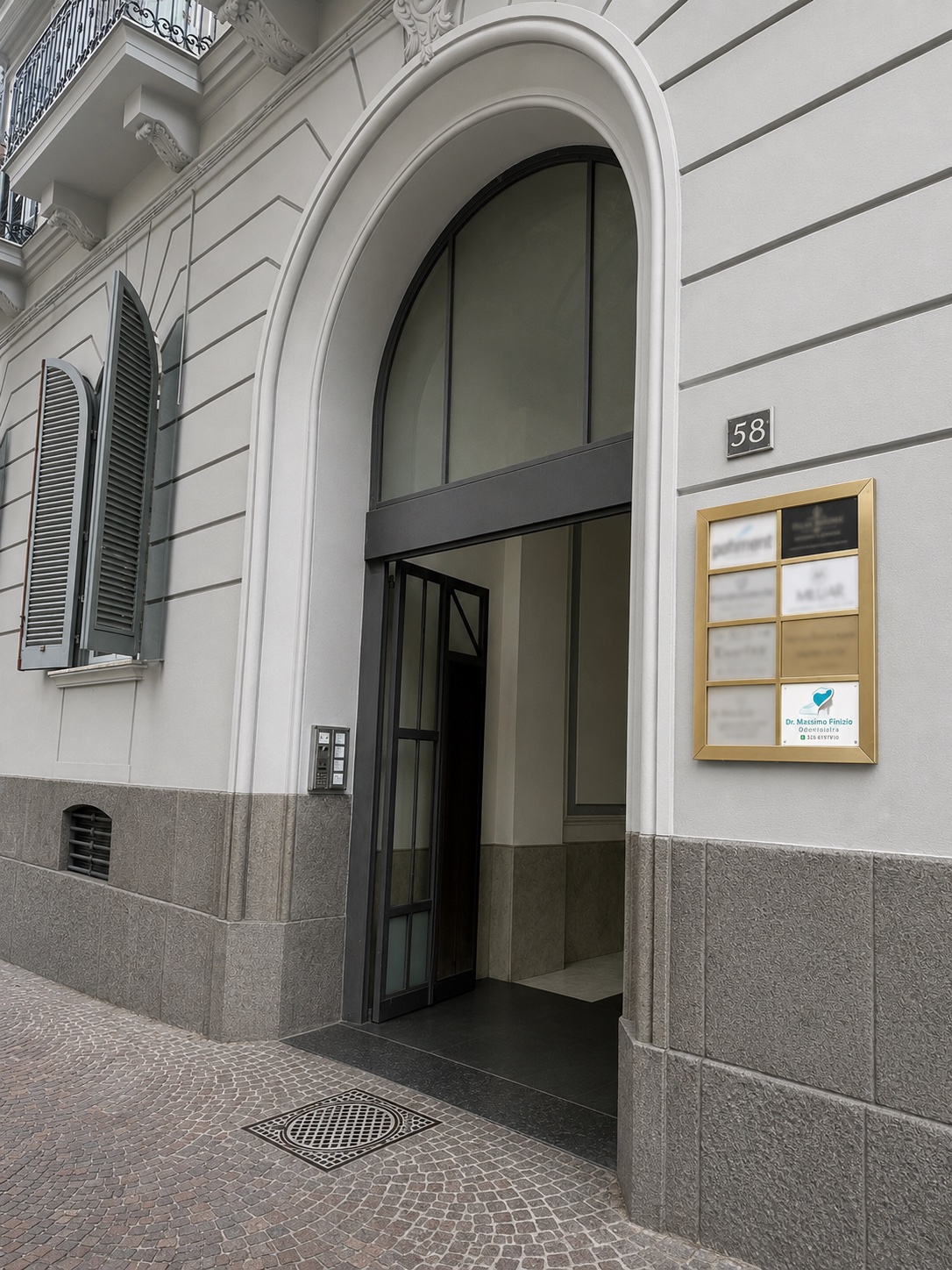 Ingresso del civico 58 con targa dello Studio Finizio